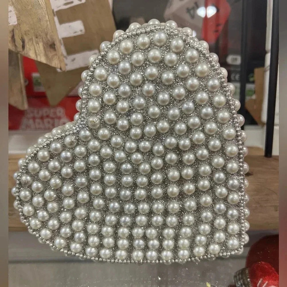 Elegant Pearl Heart Decor - Romantic Accent Piece - Picture 1 of 9